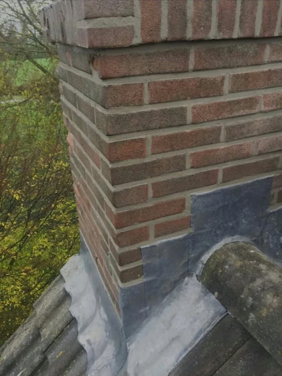 Loodslabben rond een gemetselde schoorsteen