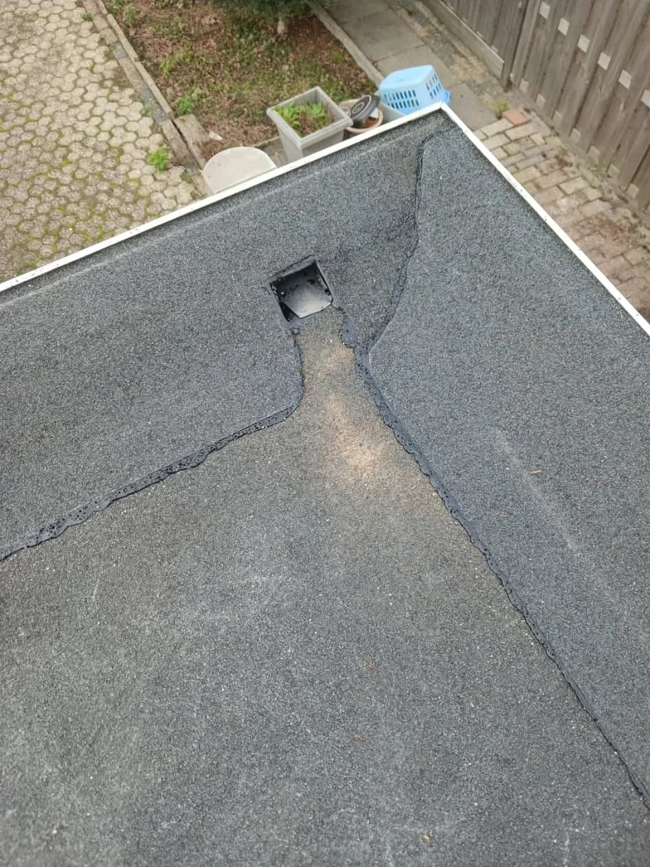 Bitumen dakbedekking en hemelwaterafvoer op een plat dak